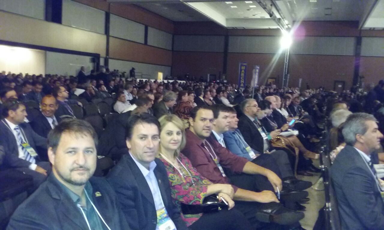 You are currently viewing Presidente da AMERIOS – Sr. Dilair Menin, Prefeitos, Prefeita e Secretários participam da  XIX Marcha a Brasília.