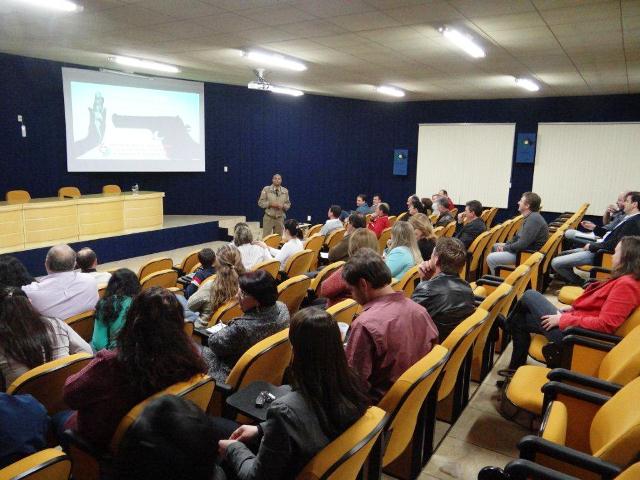 You are currently viewing Major Jofrey Santos da Silva palestra na Escola de Governo e Cidadania da AMERIOS