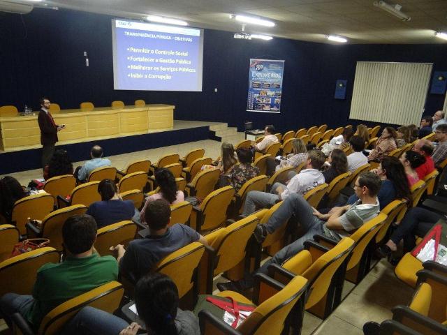 You are currently viewing Alunos discutem sobre “Controle Interno no Ambiente Público Municipal"