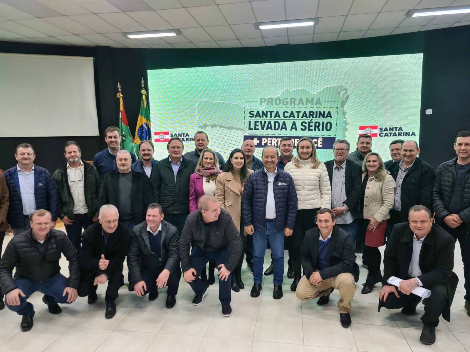 You are currently viewing Governador Jorginho Mello fortalece laços com municípios da AMERIOS durante solenidade em Maravilha